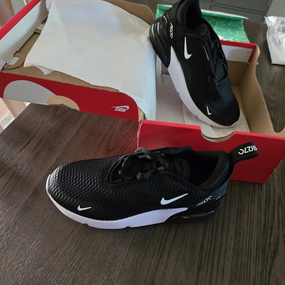 Nike Air Max Black and White Youth Size 2 Brand New Shoes
